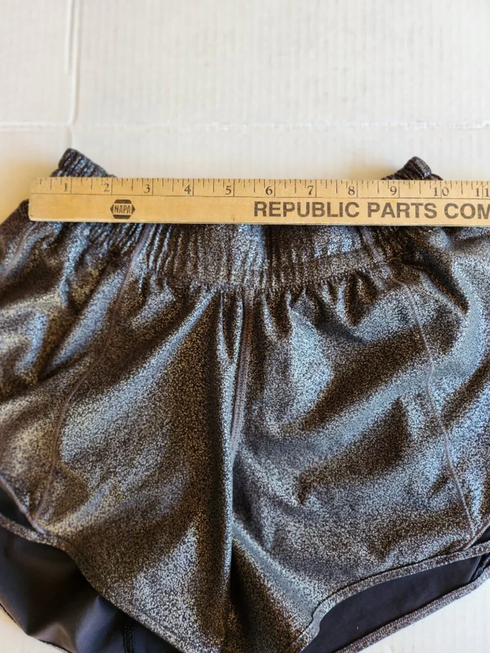 Lululemon Hotty Hot Shorts Luminosity Foil Silver Black Mesh Rare Find 4 Tall